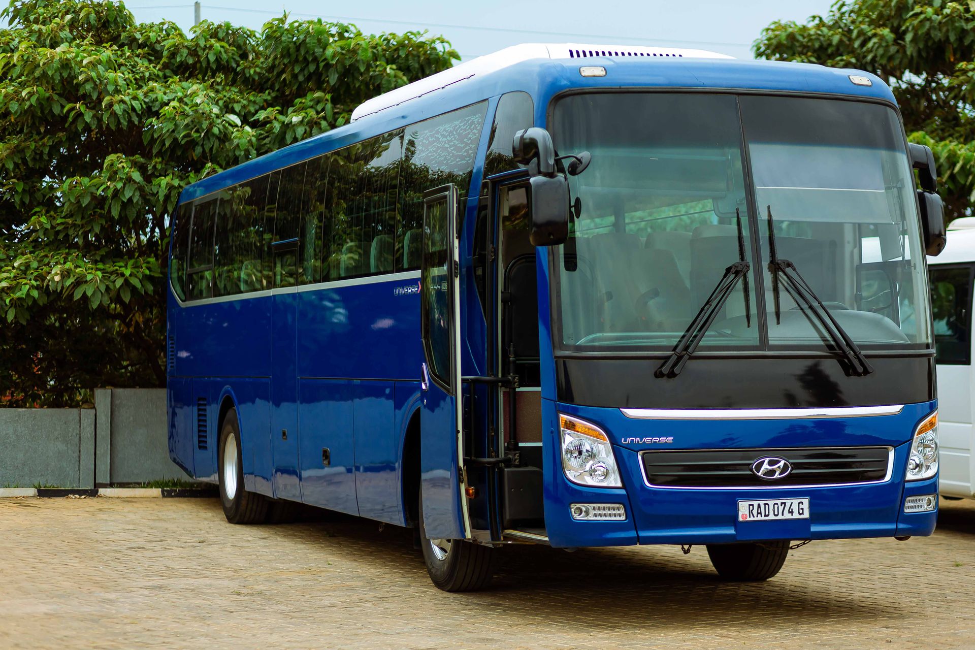 Ônibus rodoviário azul FM Ônibus