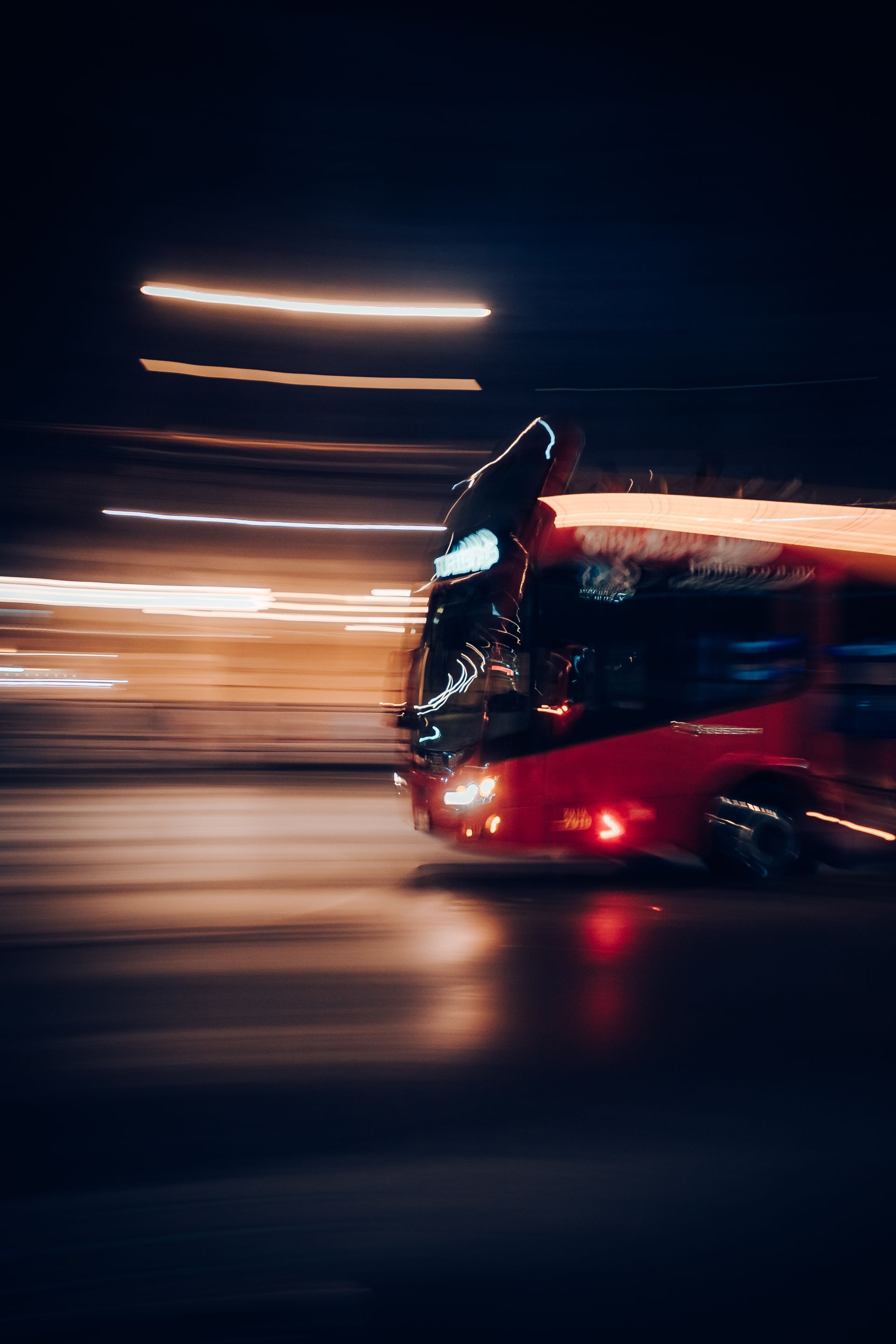 Ônibus em movimento à noite