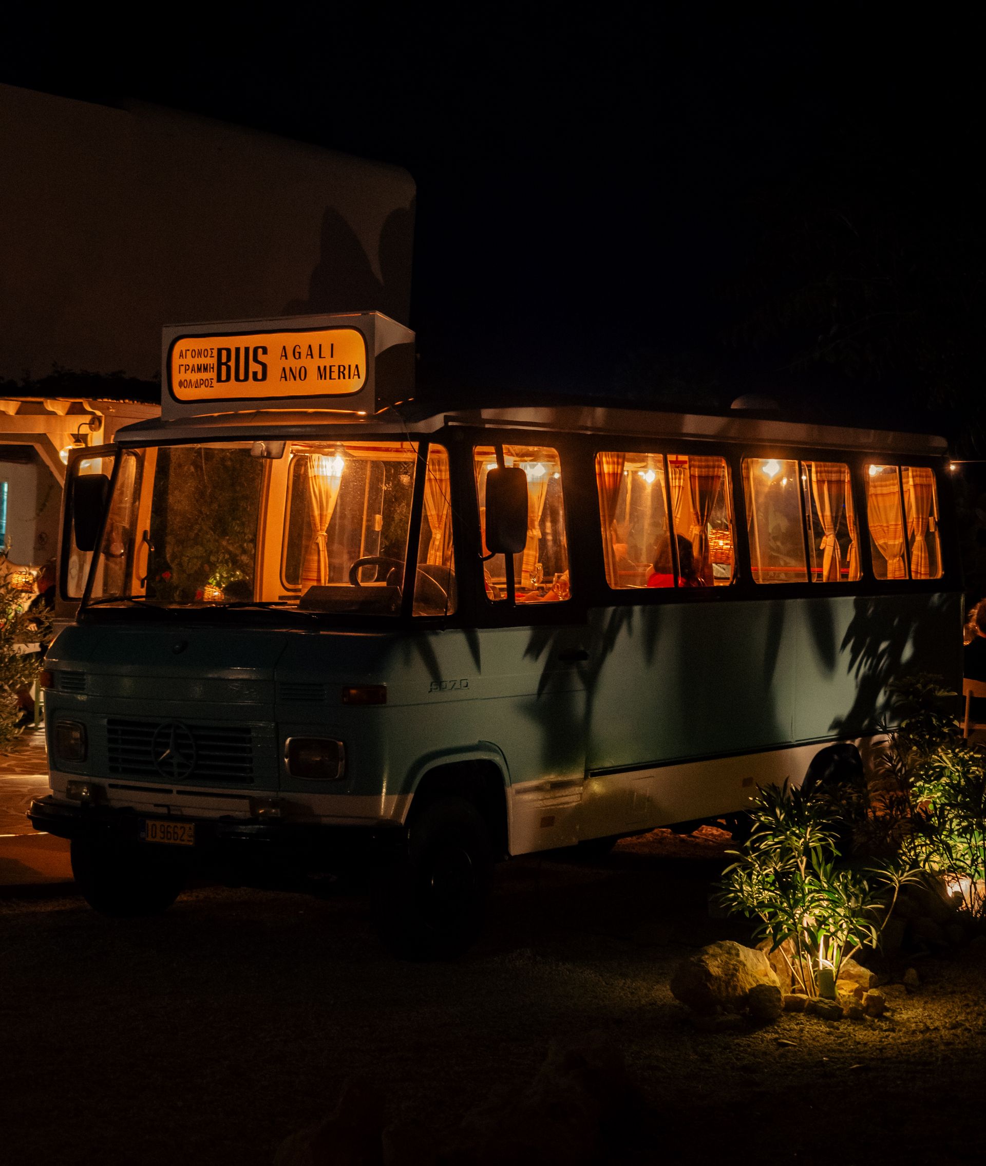 Ônibus vintage à noite